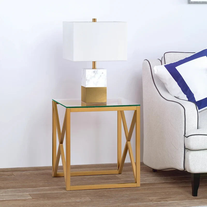 Table d'appoint géométrique en métal et verre avec piètement en X, finition laiton doré