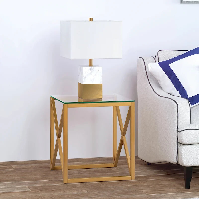 Table d'appoint Dixon avec piétement géométrique en métal et plateau en verre, finition laiton doré