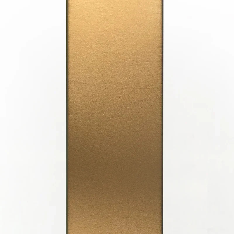 Table d'appoint géométrique en métal et verre avec piètement en X, finition laiton doré