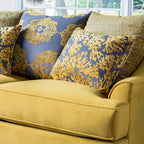 Causeuse Gisc contemporaine en tissu rembourré avec clous