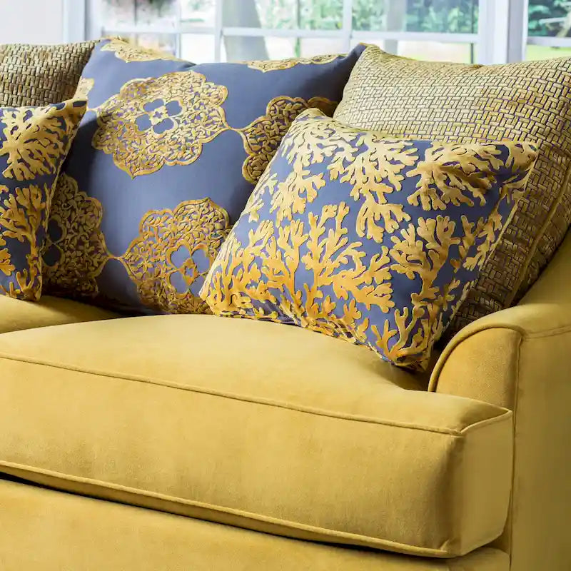 Causeuse Gisc contemporaine en tissu rembourré avec clous