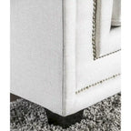 Canapé Tigg contemporain en chenille blanche, rembourré, avec clous décoratifs