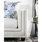 Canapé Tigg contemporain en chenille blanche, rembourré, avec clous décoratifs