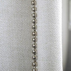 Canapé Tigg contemporain en chenille blanche, rembourré, avec clous décoratifs