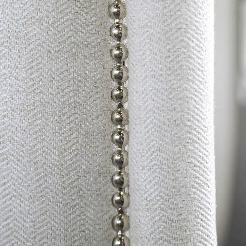 Canapé Tigg contemporain en chenille blanche, rembourré, avec clous décoratifs